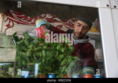 La Giordania. Xxi gen, 2017. Rifugiato siriano Mohammad lavori nel primo falafel shop stabiliti in Zaatari Refugee Camp, il più grande campo per rifugiati siriano, che ha aperto nel 2012. Nel marzo 2016, divenne il padre di 5,000th bambino nato nel camp.Attualmente ci sono oltre 700.000 profughi siriano in Giordania in fuga dal conflitto in casa nazione che ha iniziato a partire dal 2011. Credito: Sally Hayden/SOPA/ZUMA filo/Alamy Live News Foto Stock