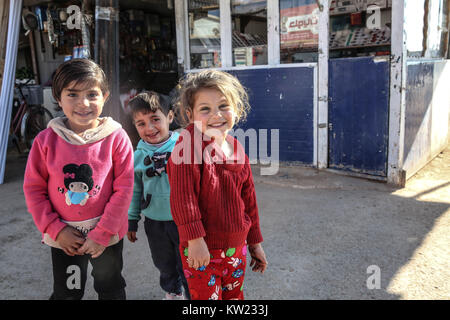 La Giordania. Xxi gen, 2017. I bambini costituiscono il principale mercato di strada di Zaatari Refugee Camp, il più grande campo per rifugiati siriano, che ha aperto nel 2012. Si sta gradualmente trasformando in un insediamento permanente.Attualmente ci sono oltre 700.000 profughi siriano in Giordania in fuga dal conflitto in casa nazione che ha iniziato a partire dal 2011. Credito: Sally Hayden/SOPA/ZUMA filo/Alamy Live News Foto Stock