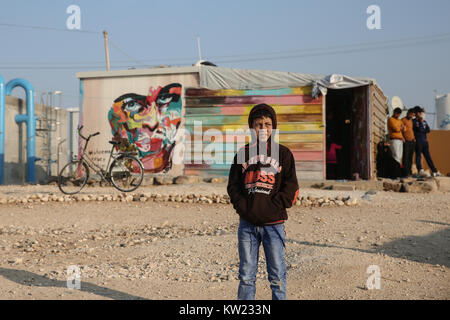 La Giordania. Xxi gen, 2017. Un ragazzo pone da un rifugio in Zaatari Refugee Camp, il più grande campo per rifugiati siriano, che ha aperto nel 2012. Si sta gradualmente trasformando in un insediamento permanente.Attualmente ci sono oltre 700.000 profughi siriano in Giordania in fuga dal conflitto in casa nazione che ha iniziato a partire dal 2011. Credito: Sally Hayden/SOPA/ZUMA filo/Alamy Live News Foto Stock