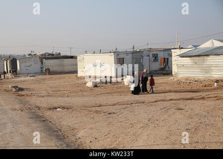 La Giordania. Xxi gen, 2017. Le donne a piedi indietro per loro un rifugio in Zaatari Refugee Camp, il più grande campo per rifugiati siriano, che ha aperto nel 2012. Si sta gradualmente trasformando in un insediamento permanente.Attualmente ci sono oltre 700.000 profughi siriano in Giordania in fuga dal conflitto in casa nazione che ha iniziato a partire dal 2011. Credito: Sally Hayden/SOPA/ZUMA filo/Alamy Live News Foto Stock