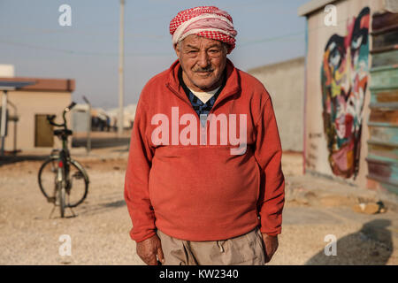 La Giordania. Xxi gen, 2017. Un uomo anziano pone in Zaatari Refugee Camp, il più grande campo per rifugiati siriano, che ha aperto nel 2012. Si sta gradualmente trasformando in un insediamento permanente.Attualmente ci sono oltre 700.000 profughi siriano in Giordania in fuga dal conflitto in casa nazione che ha iniziato a partire dal 2011. Credito: Sally Hayden/SOPA/ZUMA filo/Alamy Live News Foto Stock