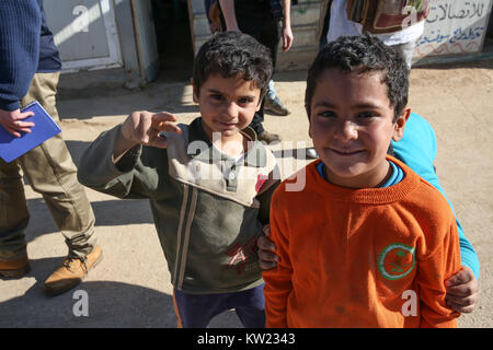 La Giordania. Xxi gen, 2017. I bambini costituiscono il principale mercato di strada di Zaatari Refugee Camp, il più grande campo per rifugiati siriano, che ha aperto nel 2012. Si sta gradualmente trasformando in un insediamento permanente.Attualmente ci sono oltre 700.000 profughi siriano in Giordania in fuga dal conflitto in casa nazione che ha iniziato a partire dal 2011. Credito: Sally Hayden/SOPA/ZUMA filo/Alamy Live News Foto Stock