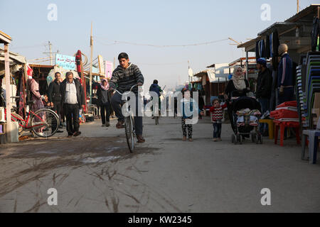 La Giordania. Xxi gen, 2017. Il principale mercato di strada di Zaatari Refugee Camp, il più grande campo per rifugiati siriano, che ha aperto nel 2012. Si sta gradualmente trasformando in un insediamento permanente.Attualmente ci sono oltre 700.000 profughi siriano in Giordania in fuga dal conflitto in casa nazione che ha iniziato a partire dal 2011. Credito: Sally Hayden/SOPA/ZUMA filo/Alamy Live News Foto Stock