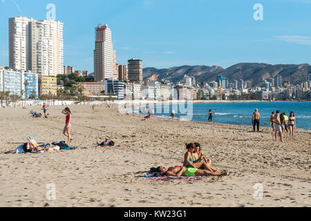 Spiaggia di Poniente di Benidorm, Costa Blanca, Spagna, 30 dicembre 2017. Il cielo blu e temperature diurne di raggiungere la metà 20's C disegnare la vacanza folle a questo di solito tranquilla parte di Benidorm, mentre la Gran Bretagna si blocca in meno Temperature, neve e ghiaccio. Credito: Mick Flynn/Alamy Live News Foto Stock