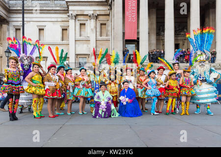 Trafalgar Square, Londra, 30 dic 2017. Bolivia culturali tradizionali del Regno Unito ballerini boliviano intrattengono il pubblico con i loro costumi colorati. Gli artisti interpreti o esecutori in Trafalgar Square e offrire al pubblico un'anteprima del programma di Londra il giorno di Capodanno Parade. Credito: Imageplotter News e sport/Alamy Live News Foto Stock