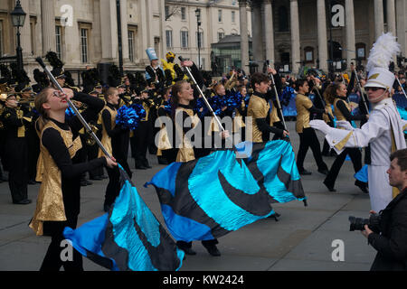 Londra, Inghilterra, Regno Unito. 30 dic 2017. I partecipanti e gli spettatori anteprima gratuita per il London Capodanno sfilata con una prestazione speciale a Trafalgar Square. Credito: Vedere Li/Alamy Live News Foto Stock
