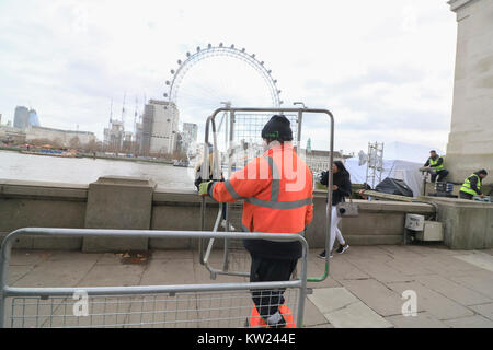 Londra REGNO UNITO. Il 30 dicembre 2017. Recinzioni di sicurezza sono collocati lungo il Victoria Embankment come misure di sicurezza e di controllo della folla come migliaia di festaioli sono attesi per il display firewards per inaugurare il nuovo anno 2018 Credit: amer ghazzal/Alamy Live News Foto Stock