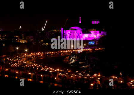 Edinburgh, Regno Unito. 30 Dic, 2017. Edinburgh processione per avviare Hogmany celebrazioni per il 2018 Foto Stock