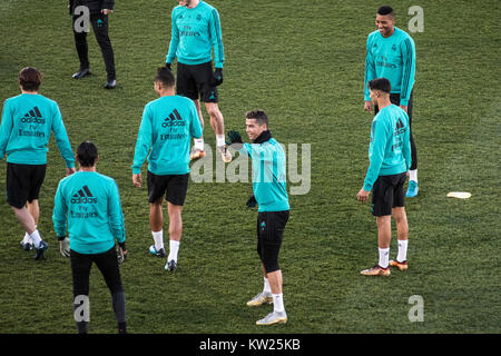 Madrid, Spagna. 30 Dic, 2017. Del Real Madrid in avanti Cristiano Ronaldo (C) e i compagni di squadra durante una sessione di formazione in Spagna a Madrid. Credito: Marcos del Mazo/Alamy Live News Foto Stock