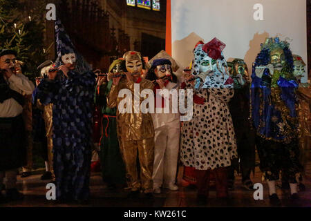 Basel, Svizzera. Il 30 dicembre 2017. Pfeifer (pipers) di una cricca (una formazione durante il Carnevale di Basilea) play piccolos al Elisabethenkirche in costumi tradizionali. Frère Alois, priore della comunità di Taizé, ha annunciato la città spagnola di Madrid come città ospite per il 2018 pellegrinaggio di fiducia sulla terra a una conferenza stampa e la preghiera della sera. La terza giornata del 2017 pellegrinaggio di fiducia sulla terra ha visto anche le preghiere e i workshop per i partecipanti. Credito: Michael Debets/Alamy Live News Foto Stock