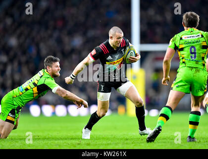 Londra, Regno Unito. 30 Dic, 2017. Mike Brown di arlecchini è stato affrontato nel corso di un gioco grande 10 - Aviva Premiership match tra arlecchini vs Northampton Santi a Twickenham Stadium il Sabato, 30 dicembre 2017. Londra Inghilterra. Credito: Taka G Wu Credito: Taka Wu/Alamy Live News Foto Stock