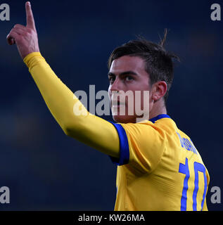 (171231) -- VERONA, 31 dic. 2017(Xinhua) -- Juventus' Paulo Dybala celebra rigature durante il campionato italiano di una partita di calcio tra Juventus e Verona a Verona, Italia, Dicembre 30, 2017. La Juventus ha vinto 3-1. (Xinhua/Alberto Lingria) Foto Stock