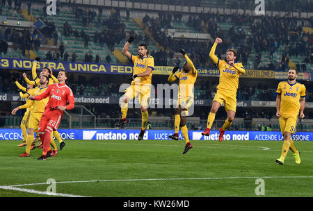 (171231) -- VERONA, 31 dic. 2017(Xinhua) -- Juventus' giocatori festeggiare dopo aver vinto il campionato italiano di una partita di calcio tra Juventus e Verona a Verona, Italia, Dicembre 30, 2017. La Juventus ha vinto 3-1. (Xinhua/Alberto Lingria) Foto Stock