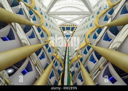 Dubai, Emirati Arabi Uniti - 25 Novembre 2012: Interno del Burj al Arab di Dubai, UAE. Il Bur è l'hotel più esclusivi del mondo e sette stelle in Dubai Foto Stock