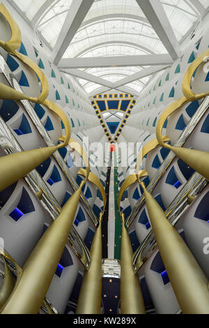 Dubai, Emirati Arabi Uniti - 25 Novembre 2012: Interno del Burj al Arab di Dubai, UAE. Il Bur è l'hotel più esclusivi del mondo e sette stelle in Dubai Foto Stock