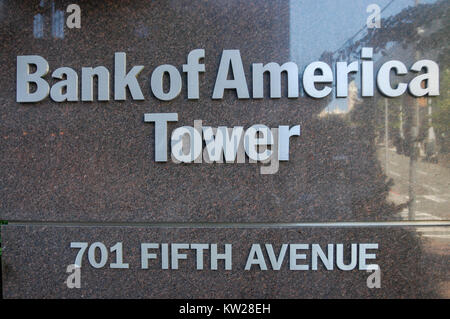 Seattle, Washington - Agosto 20, 2005: firmare all'entrata del centro di Columbia da quando era conosciuta come la Bank of America Tower. Foto Stock