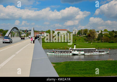 A Dresda, Steamboat in Waldschl?sschebr?cke, Dampfer an der Waldschlösschebrücke Foto Stock