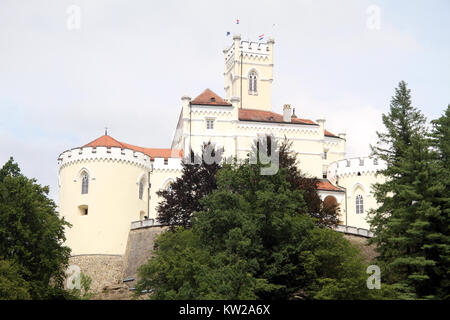 Grosso castello Trakoshchan sulla sommità della collina in Croazia Foto Stock