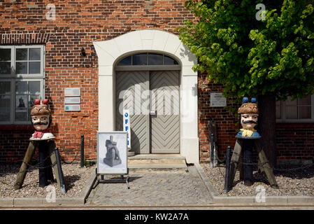 Wismar, svedese dei capi nella struttura ad albero-casa nel porto antico, Schwedenköpfe am Baumhaus im Alten Hafen Foto Stock