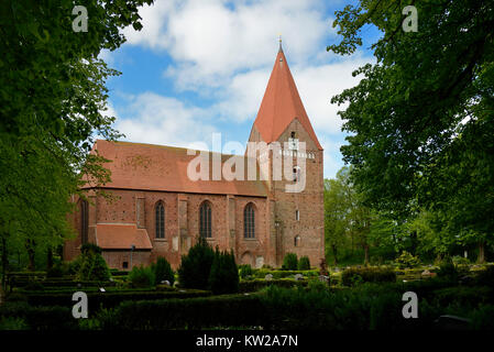 Isola baltica Poel, nel romanticismo gotico in stile isola chiesa nel villaggio di Kirch , Ostseeinsel Poel, romanisch gotische Inselkirche in Kirchdorf Foto Stock