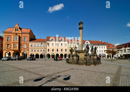 B?hmisches bassa del paese Rumburk, marketplace con la colonna della peste, Böhmisches Niederland, Marktplatz mit Pestsäule Foto Stock