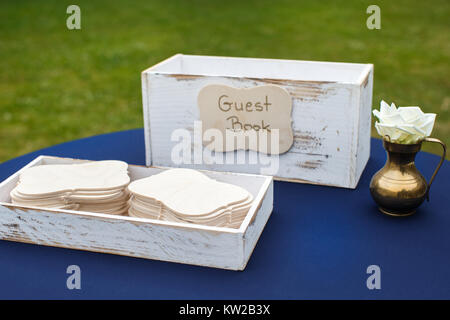 Close up di wedding guest book sul tavolo. Foto Stock