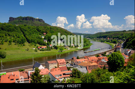 Svizzera sassone, Svizzera Sassone, Elbbogen e la città di King pietra sotto il giglio di pietra, Sächsische Schweiz, Elbbogen und Stadt Königstein unter d Foto Stock