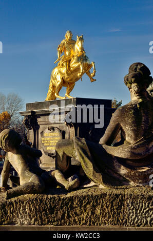 A Dresda, città nuova abitante di mercato, ninfa è bene e un monumento di golden piloti , Neustädter Markt, Nymphenbrunnen und Denkmal Goldener Reiter Foto Stock