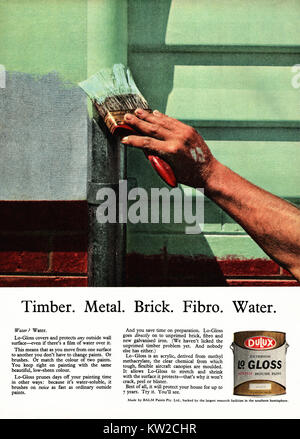 Un 1960 Annuncio per Dulux Lo Gloss solubile in acqua la vernice esterna - è apparso in una rivista australiana nel 1963. Essa promuove le vernici acriliche essendo adatti su molte superfici comprese fibro pacciamatura (illustrato a sinistra nella foto). Fibro è un materiale da costruzione in cui le fibre di amianto sono utilizzati per rinforzare rigide sottili fogli di cemento. Il suo uso è stato vietato dopo che è stato dimostrato che l'esposizione all'amianto è stato scoperto essere direttamente correlato a un certo numero di malattie letali Foto Stock