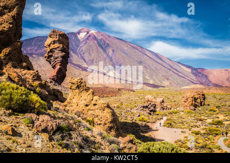 Famoso Roque Cinchado formazione rocciosa unica con il famoso Pico del Teide mountain sommità del vulcano in background in una giornata di sole, Tenerife, Canarie Foto Stock