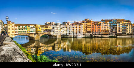 Vista panoramica del famoso Ponte Vecchio con il fiume Arno al tramonto in Firenze, Toscana, Italia Foto Stock