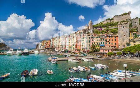 Bellissimo villaggio di pescatori di Portovenere vicino alle Cinque Terre, Liguria, Italia Foto Stock