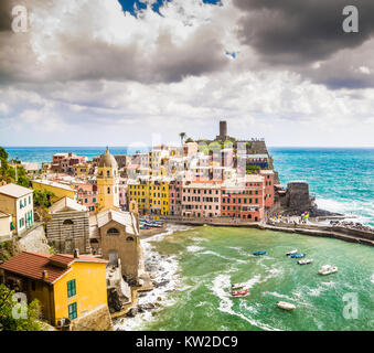 Bellissima vista di Vernazza, uno dei cinque famosi villaggi di pescatori delle Cinque Terre con drammatica cloudscape in Liguria, Italia Foto Stock