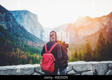 Vista romantica di una giovane coppia godendo famosa vista di tunnel in beautiful Golden. La luce del mattino al sorgere del sole nella valle di Yosemite in estate con retro vinta Foto Stock