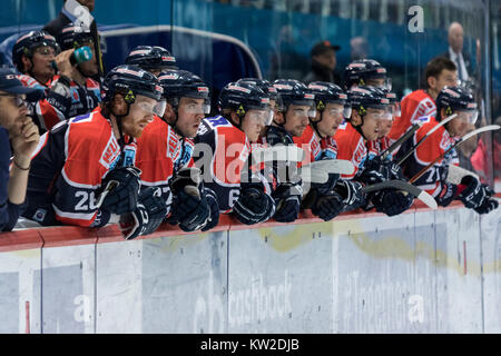 Zagabria, Croazia - 28 dicembre 2017: EBEL ice hockey league match tra Medvescak Zagabria e Graz 99ers. I giocatori di hockey su banco. Foto Stock
