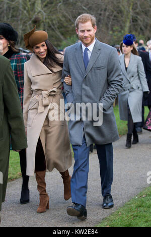 Foto datata 25 dicembre 2017 mostra Meghan Markle e il principe Harry al giorno di Natale mattina servizio in chiesa a Santa Maria Maddalena Chiesa di Sandringham, Norfolk. Foto Stock