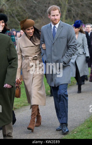 Foto datata 25 dicembre 2017 mostra Meghan Markle e il principe Harry al giorno di Natale mattina servizio in chiesa a Santa Maria Maddalena Chiesa di Sandringham, Norfolk. Foto Stock