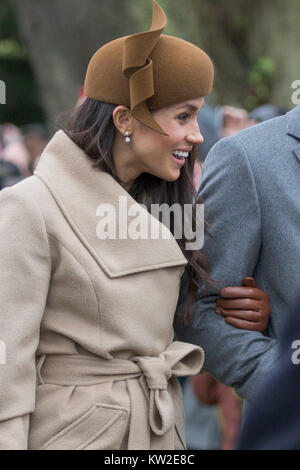 Foto datata 25 dicembre 2017 mostra Meghan Markle e il principe Harry al giorno di Natale mattina servizio in chiesa a Santa Maria Maddalena Chiesa di Sandringham, Norfolk. Foto Stock