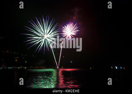 Fuochi d'artificio a colico, sul lago di Como, Italia Foto Stock