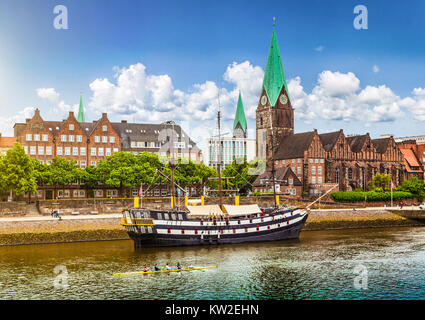 Storica città di Brema con la vecchia nave a vela sul fiume Weser, Germania Foto Stock