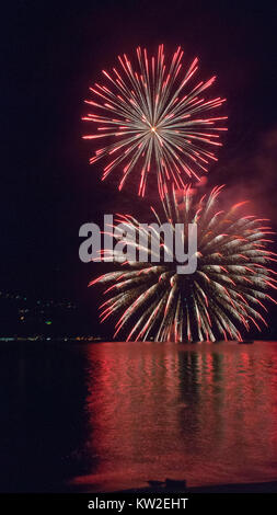 Fuochi d'artificio a colico, sul lago di Como, Italia Foto Stock