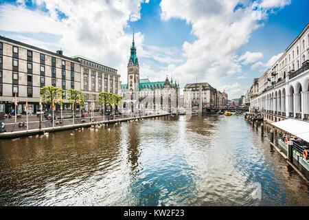 Bellissima vista di Hamburg city center con il municipio e il fiume Alster, Germania Foto Stock
