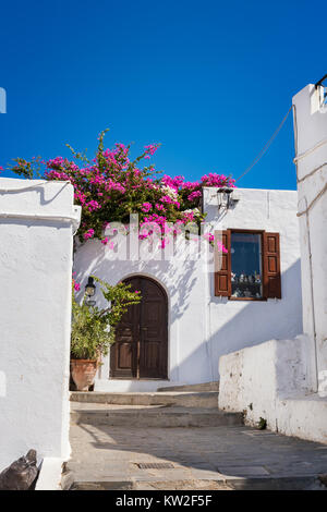 Casa/villa con fiori sul modo di Acropoli di Lindos (Rhodes, Grecia) Foto Stock