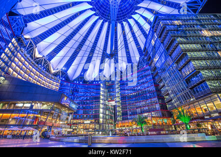 Famoso il Sony Center di Potsdamer Platz illuminata di notte a Berlino, Germania Foto Stock