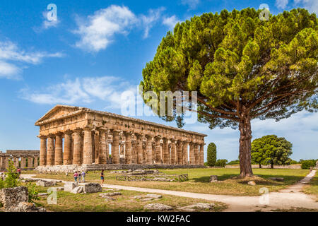 Tempio di Hera al famoso archeologica di Paestum Sito Patrimonio Mondiale dell'UNESCO, Campania, Italia Foto Stock