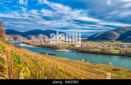 Classic vista panoramica della splendida valle di Wachau con il famoso fiume Danubio e la città di Durnstein in beautiful Golden luce della sera al tramonto in su Foto Stock