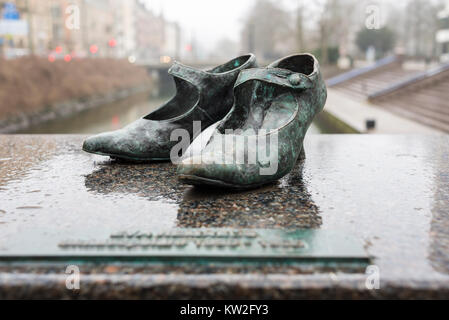 La scultura in bronzo di una coppia del famoso attore svedese Pattini della signora su David Hall Bridge, Malmö, Svezia. Foto Stock