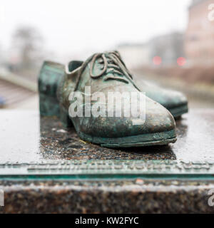 La scultura in bronzo di una coppia del famoso attore svedese scarpe da uomo su David Hall Bridge, Malmö, Svezia. Foto Stock