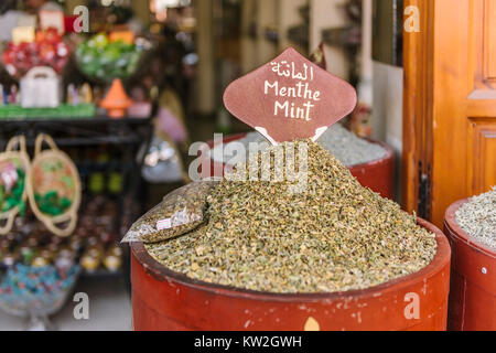 Le foglie essiccate di menta al mercato delle spezie in Marrakech Foto Stock