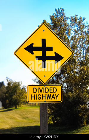 Primo piano di una divisa autostrada cartello segnaletico. Foto Stock